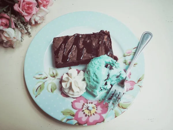 Mint Ice Cream Served Chocolate Cake Vintage Plate — Stock Photo, Image