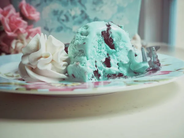 薄荷冰淇淋在老式盘子里配上巧克力蛋糕 — 图库照片