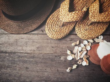 Ahşap arka plan üzerinde kabukları ile Flip flop
