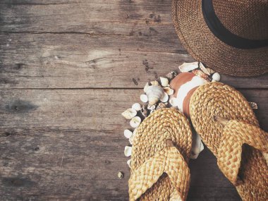 Ahşap arka plan üzerinde kabukları ile Flip flop