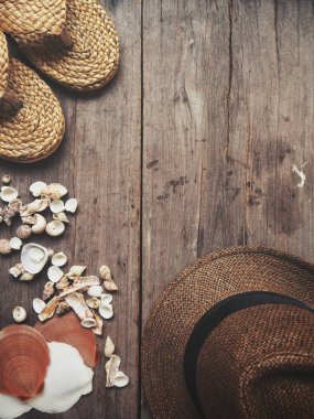 Ahşap arka plan üzerinde kabukları ile Flip flop