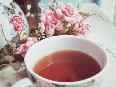 Vintage fincan çay çiçek ile görünümü Kapat