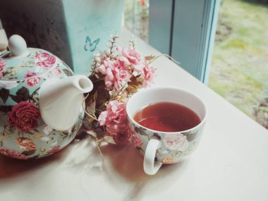 çaydanlık ve bardak çay