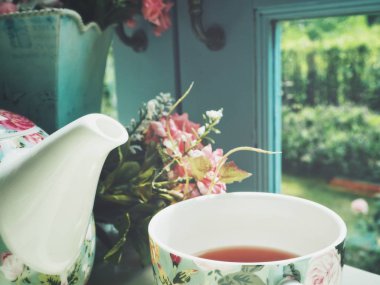 çaydanlık ve bardak çay