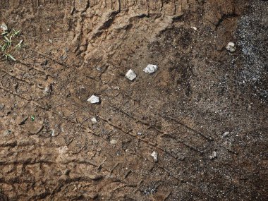 Kirli yol yüzeyinde tekerlek izi görünümü Kapat