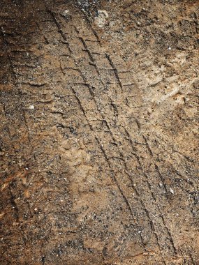 Kirli yol yüzeyinde tekerlek izi görünümü Kapat