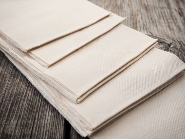 Kağıt peçete ahşap zemin üzerine yığını