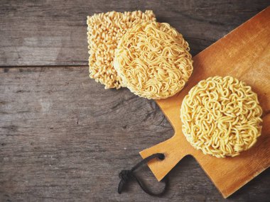 Ahşap arka plan üzerinde hızlı hazırlanması kuru anlık erişte