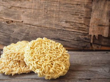 Ahşap arka plan üzerinde hızlı hazırlanması kuru anlık erişte