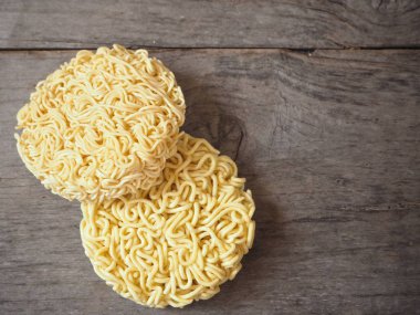 Ahşap arka plan üzerinde hızlı hazırlanması kuru anlık erişte