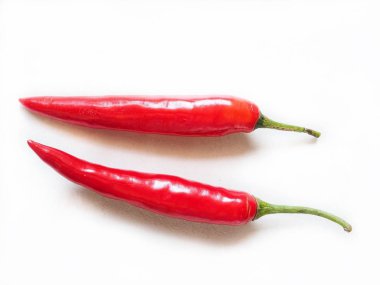 Beyaz arkaplanda kırmızı biber izole edilmiş