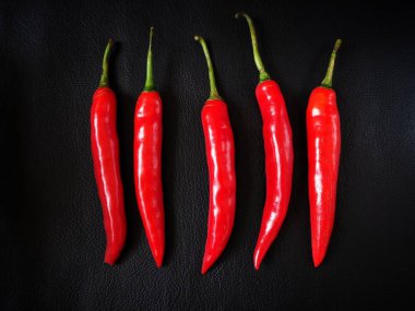 Siyah arkaplanda kırmızı biber
