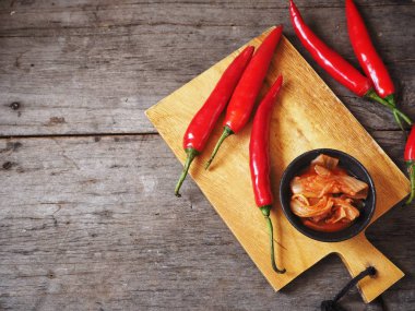 Kase geleneksel ahşap arka plan üzerinde kırmızı biber ile Kore Kimchi biber