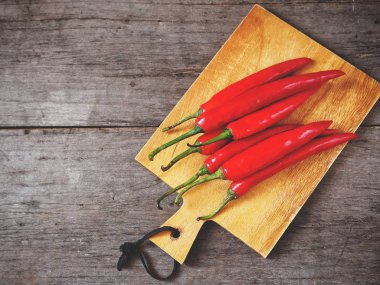 Eski ahşap zemin üzerine kırmızı biber biber yığını