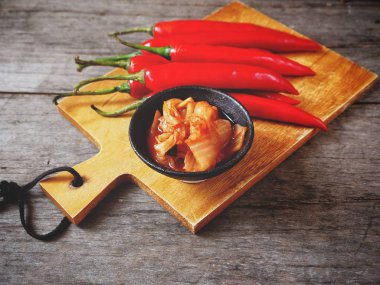 Kase geleneksel ahşap arka plan üzerinde kırmızı biber ile Kore Kimchi biber