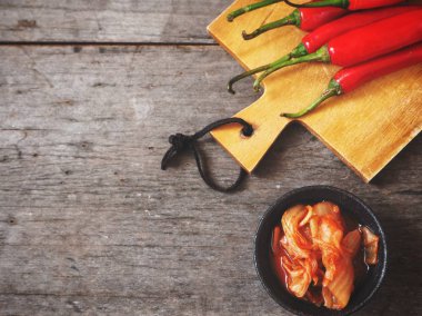 Kase geleneksel ahşap arka plan üzerinde kırmızı biber ile Kore Kimchi biber