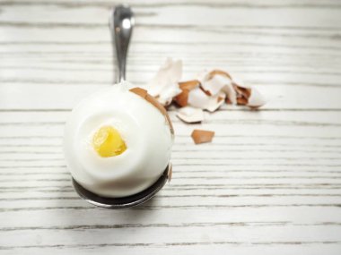 Ahşap arka plan üzerinde kabuklu haşlanmış tavuk yumurta