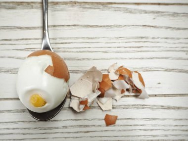 Ahşap arka plan üzerinde kabuklu haşlanmış tavuk yumurta