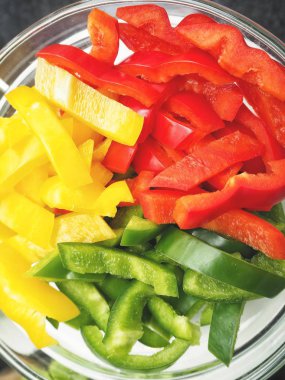 Cam kase içinde yeşil, sarı ve kırmızı biber