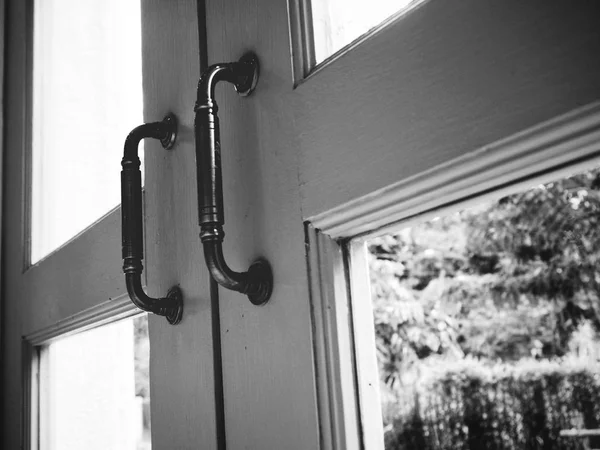 Черно Белое Изображение Винтажных Ручек Деревянных Дверях Крупный План — стоковое фото