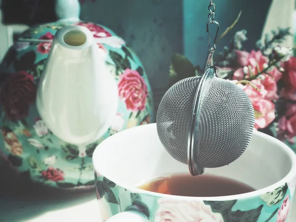 Coador Chá Pote Retro Com Ornamento Floral — Fotografia de Stock