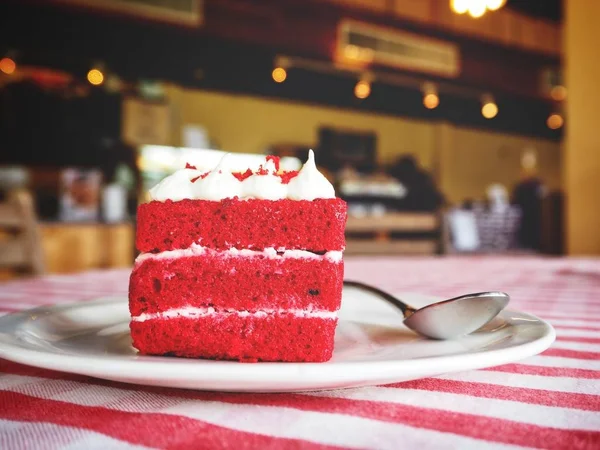 在餐厅的白色盘子上一块新鲜的蛋糕红色天鹅绒 — 图库照片
