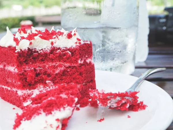 Piece Fresh Cake Red Velvet White Plate Restaurant — Stock Photo, Image
