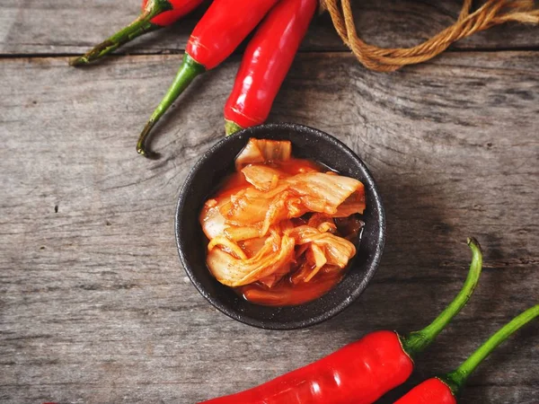 Schüssel Traditioneller Koreanischer Kimchi Mit Chilischoten Auf Holzgrund — Stockfoto