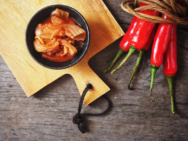 Schüssel Traditioneller Koreanischer Kimchi Mit Chilischoten Auf Holzgrund — Stockfoto