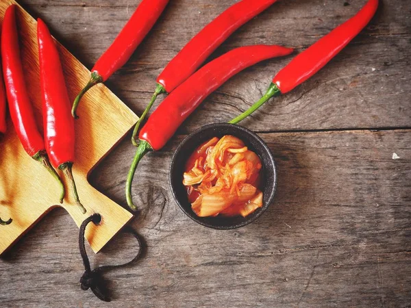 Μπολ Παραδοσιακή Κορεατική Kimchi Τσίλι Πιπεριές Φόντο Ξύλινη — Φωτογραφία Αρχείου