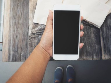 Akıllı telefon kullanan bir kadın.