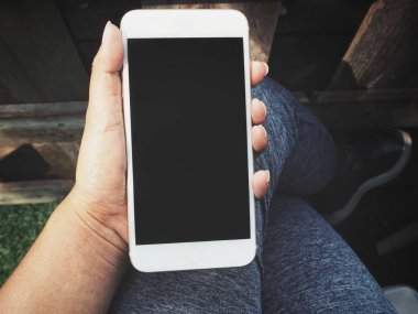 Akıllı telefon kullanan bir kadın.