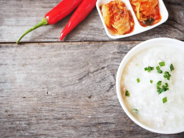 Bubur Beras Korea Dengan Latar Belakang Kayu — Stok Foto