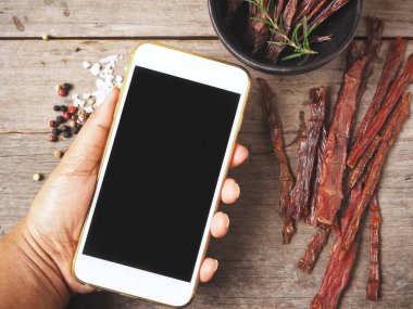 Telefon yandan sığır pastırması ile akıllı