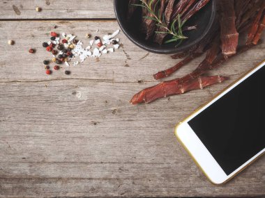 Sığır pastırması ile akıllı telefon