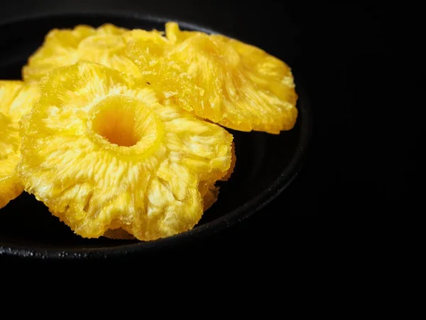 Ananas suszony na czarnym tle — Zdjęcie stockowe