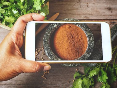 Kişniş toz akıllı telefon ile fotoğraf çekme