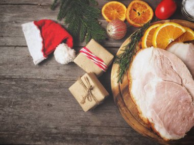 Noel süslemeleri ile pişmiş tatlım jambon