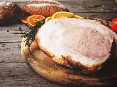 Ekmek ile pişmiş tatlım jambon