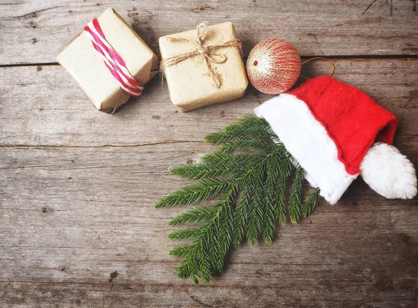Kerstmuts met pijnbomen en cadeau — Stockfoto