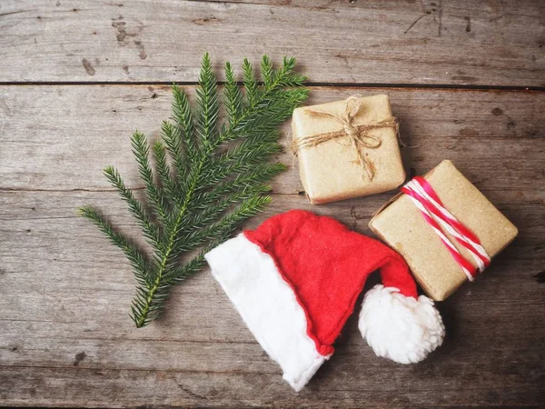 Рождественская шляпа с сосной и подарком — стоковое фото