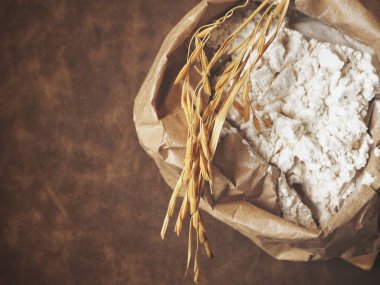 Kahverengi zemin üzerine un pişirme 