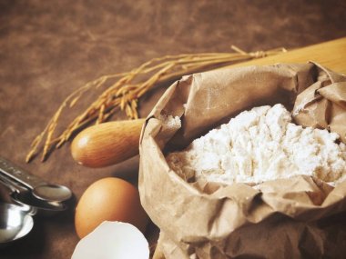 Un ile oklava ve yumurta pişirme