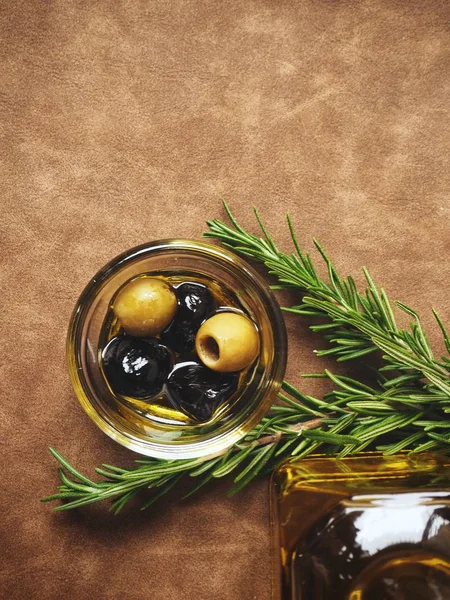 Aceite de oliva sobre fondo marrón —  Fotos de Stock