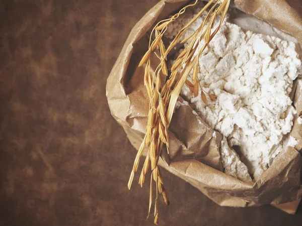 Kahverengi zemin üzerine un pişirme 