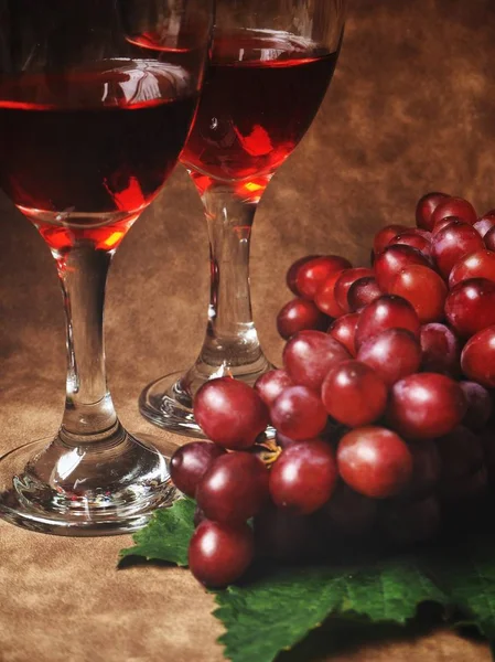 Rotwein mit frischen Trauben — Stockfoto