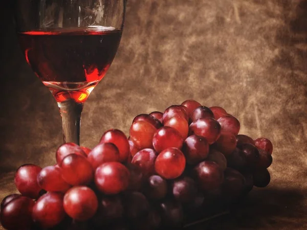 Vino tinto con uvas frescas — Foto de Stock