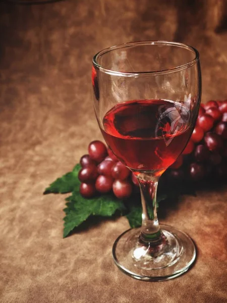 Red wine with fresh grapes — Stock Photo, Image