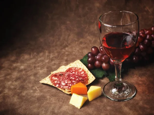 Rotwein mit Käse und Wurst — Stockfoto