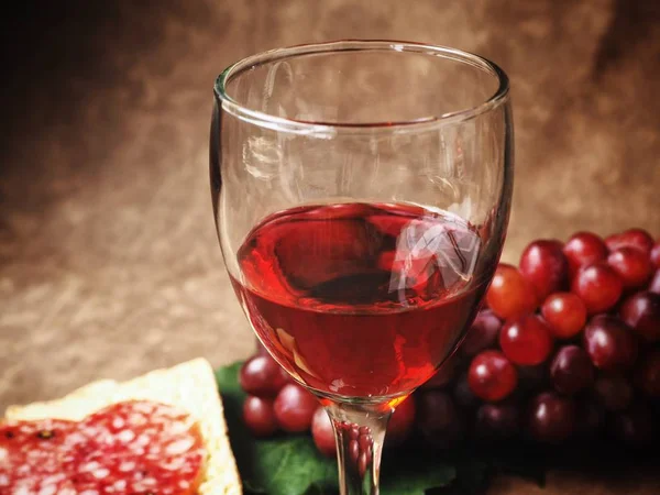 Rotwein mit Würstchen — Stockfoto